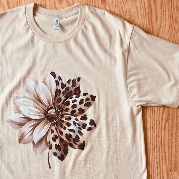 Leopard Petal Flower Graphic Tee Size L Creamy Beige Cotton Top Zuni Sportswear - Picture 7 of 7